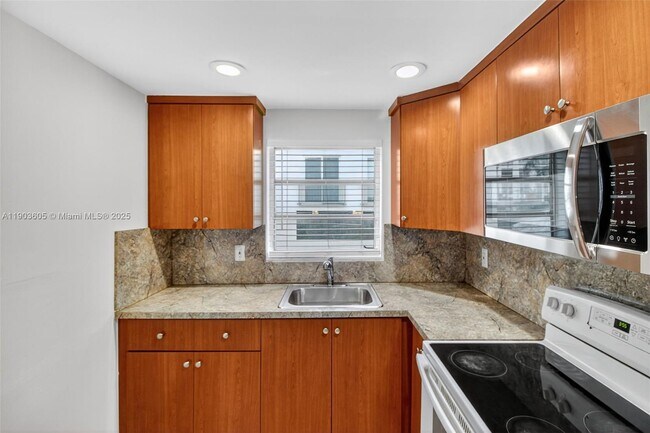 Building Photo - 500 NE 26th St Unit 4B