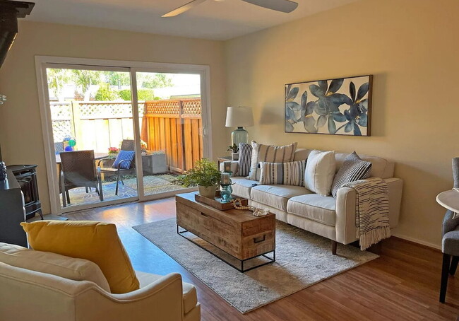 Building Photo - Cozy single level end unit located in Oliv... Rental