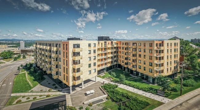 Building Photo - Le Bacc