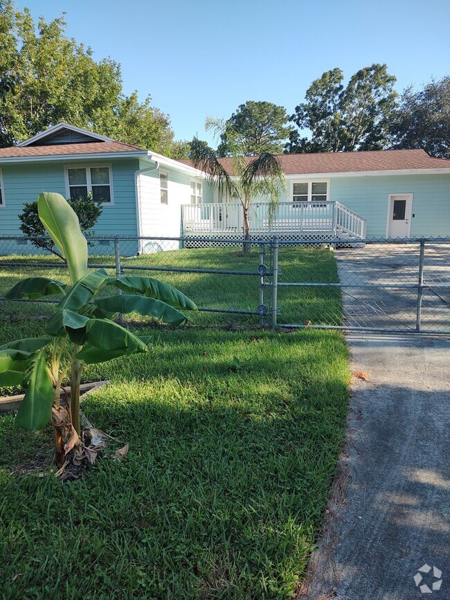 Building Photo - Remodeled 4-2 beaches home, plenty of fenc...