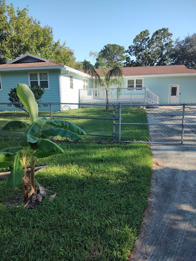 Remodeled 4-2 beaches home, plenty of fenc... - Remodeled 4-2 beaches home, plenty of fenc...