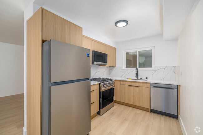 1BR, 1BA - 750SF - Kitchen - 1236 N Ogden Dr