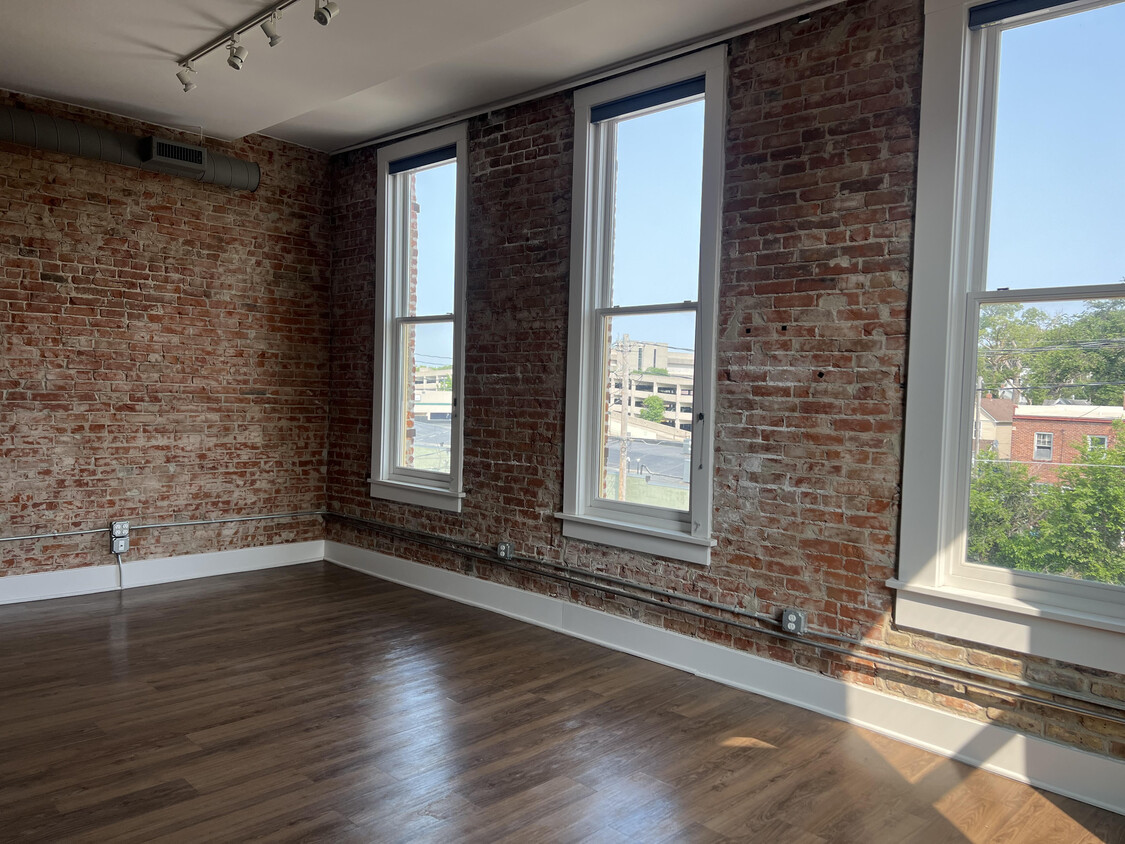 Photo - 148 W Broadway St (Council Bluffs, IA)