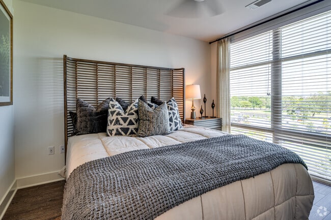 1BR, 1BA - 748SF