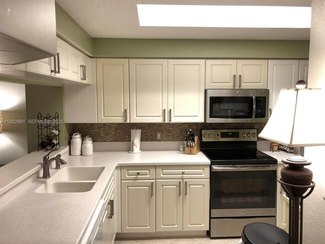 Building Photo - 3021 Alcazar Pl Unit 203