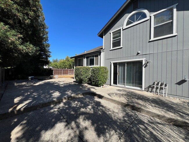 Building Photo - Stunning Open Home In Willow Creek Estates