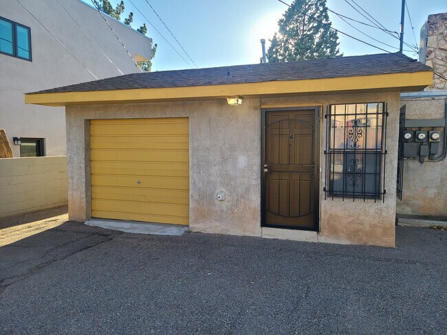 RARELY AVAILABLE. PRIVATE ENTRANCE. YOUR OWN PRIVATE PARKING LOT. ATTACHED GARAGE. WROUGHT-IRON. - 522 Wellesley Dr SE Unidad 4