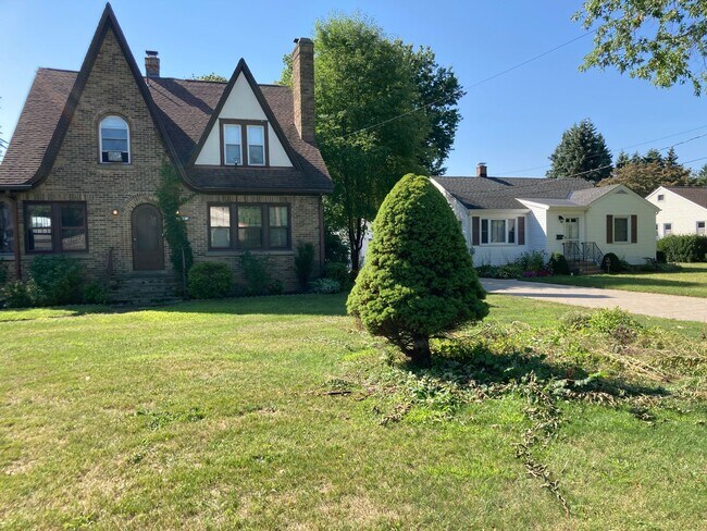 Building Photo - 4131 W Lake Rd Unit Apt #1 1st Floor