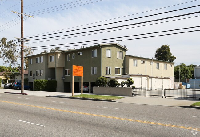 Building Photo - 16 Units + 1 Non-conforming Unit Rental
