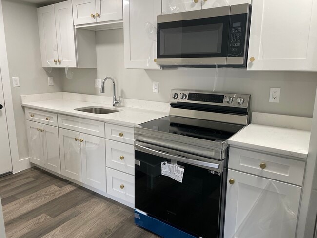 Cocina de apartamento de 3 habitaciones - 173 & 189 E Merrimack St, Lowell MA 01852