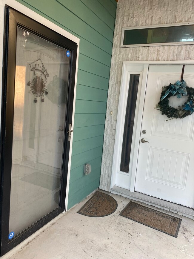 Photo - 643 Leigh St