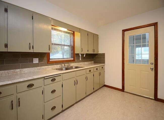 Photo - Beautiful Benson Three Bedroom!