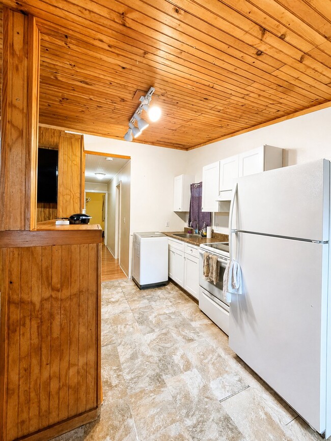 Photo - 995 N Quaker Ln