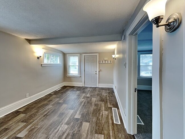 Photo - 2068 Reaney Ave E