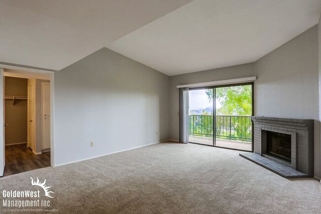 Breezy 2Bdm 2Ba Top-Floor Corner Condo with Mountain Views!