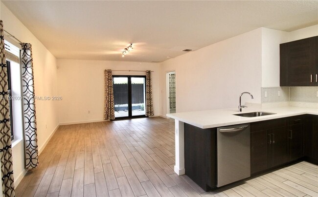 Building Photo - 561 NE 6th Pl