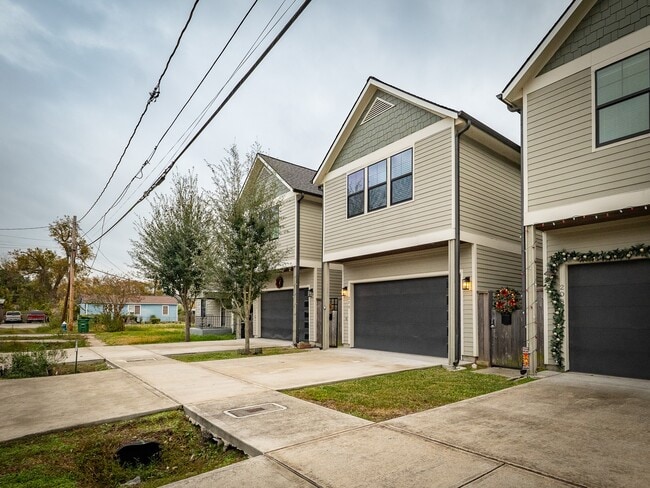 Photo - 210 E 32nd St