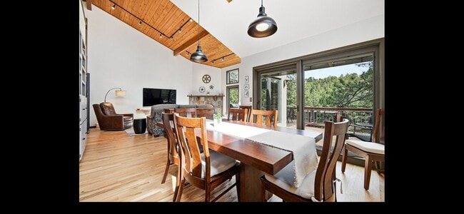 Photo - 2074 Foothills Dr S
