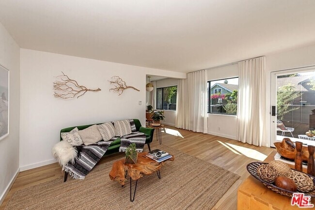 Building Photo - 1964 Vista Del Mar Ave Rental