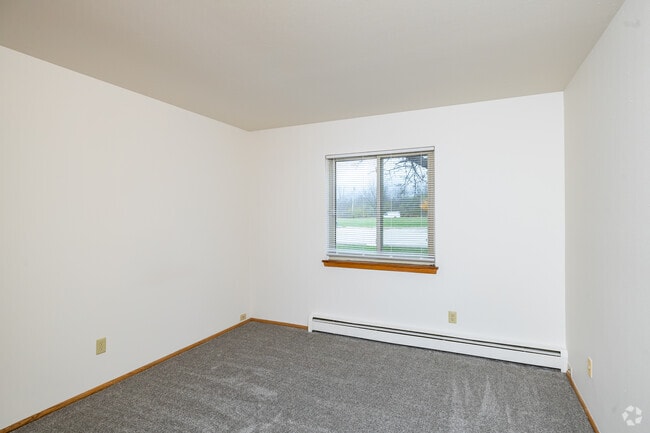 2BR, 1BA - 1,000SF - Bedroom