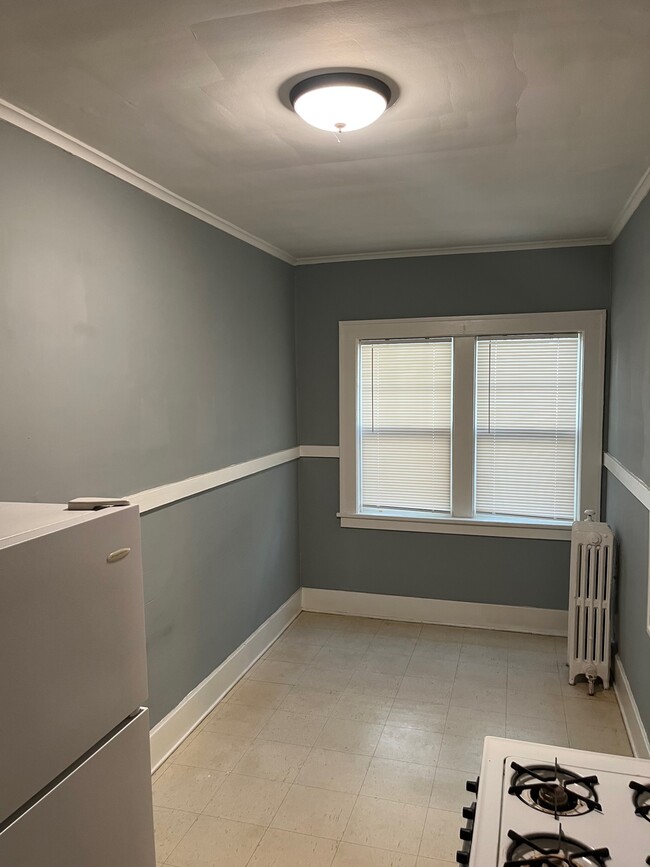 Apt.3 Eat in area Kitchen - 189 Milburn St