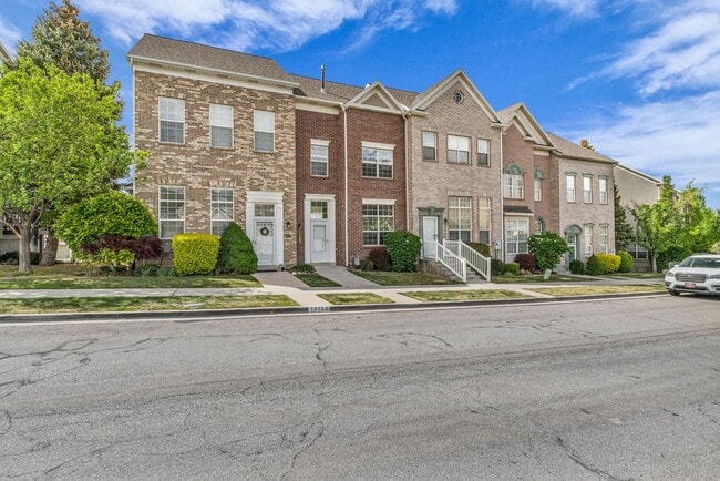 Building Photo - 3 Bed Draper Townhome with Views