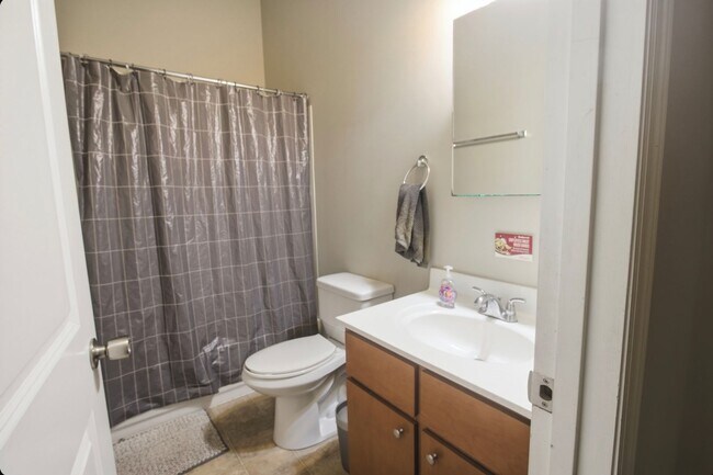 Photo - 228 W McMillan St Unidad 1