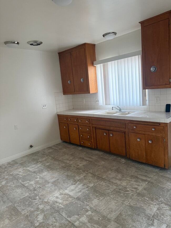 Cocina - 544 W Vesta St Unidad 5