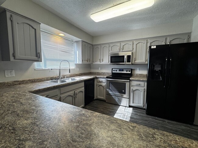Photo - 100 Eaton Rd SE