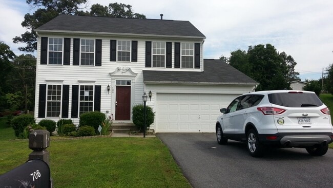 Building Photo - 706 Holly Hill Dr