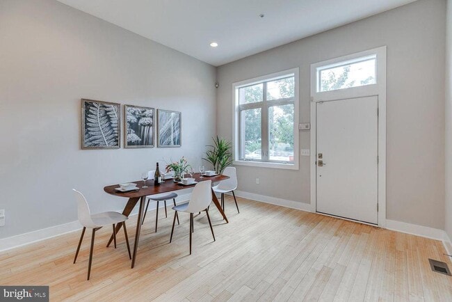 Photo - 877 N 5th St