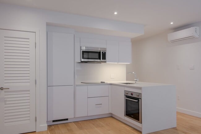 Building Photo - 3014 Avenue Van Horne Unit 12