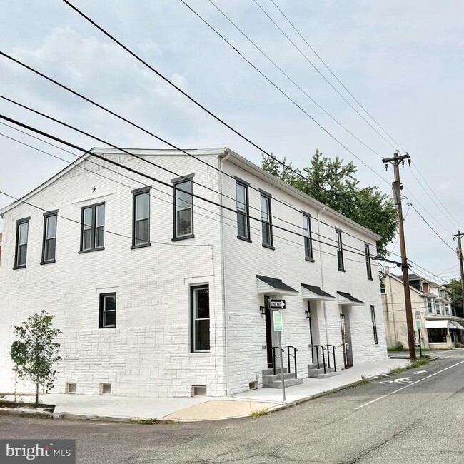 Building Photo - 151 N York St Rental