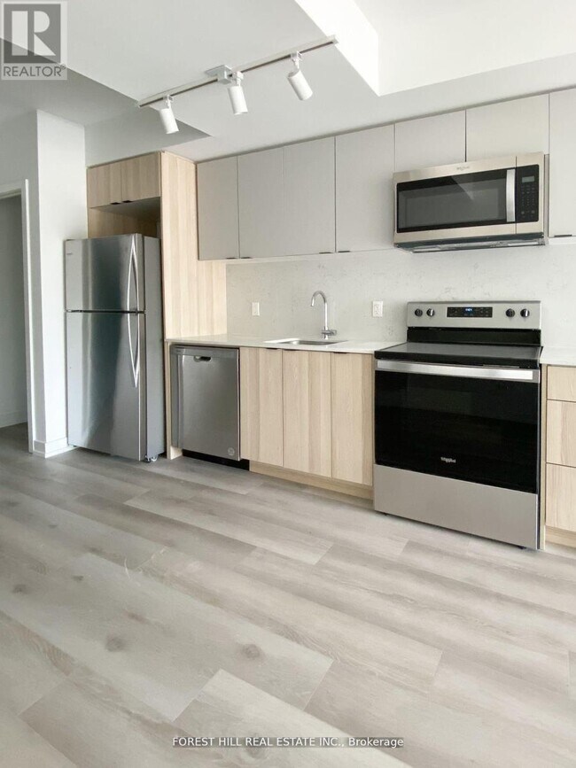 Photo - 2000 Bathurst St