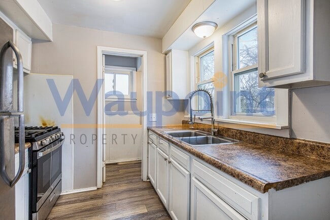 Photo - 912 Zeeland Ct NE