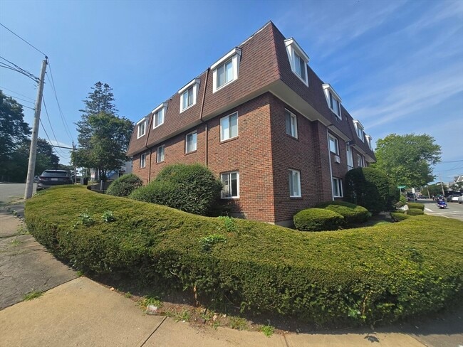 Building Photo - 725 Broad St Unit 4