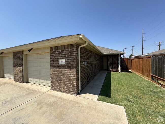 Building Photo - Duplex Located Just Off S. Loop Convenient... Rental
