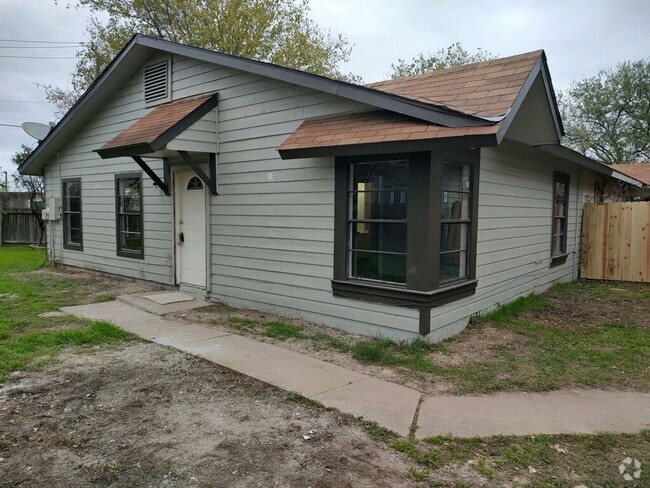 Building Photo - Cute 2/1 duplex with garage/carport Rental