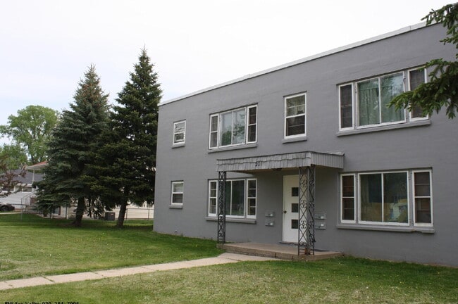 Building Photo - 1 bedroom - Heat & Water included Unit 4