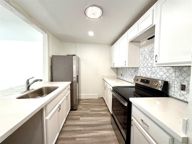 Building Photo - 5506 Beverly Hill St Unit 2 Rental