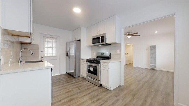 Building Photo - 7110 1/2-7012 Flight Ave Rental