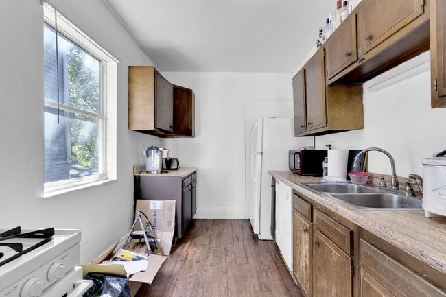 Photo - 352 Stewart St