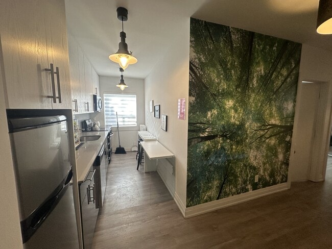 Building Photo - 595 St Clair Ave W Unit 5