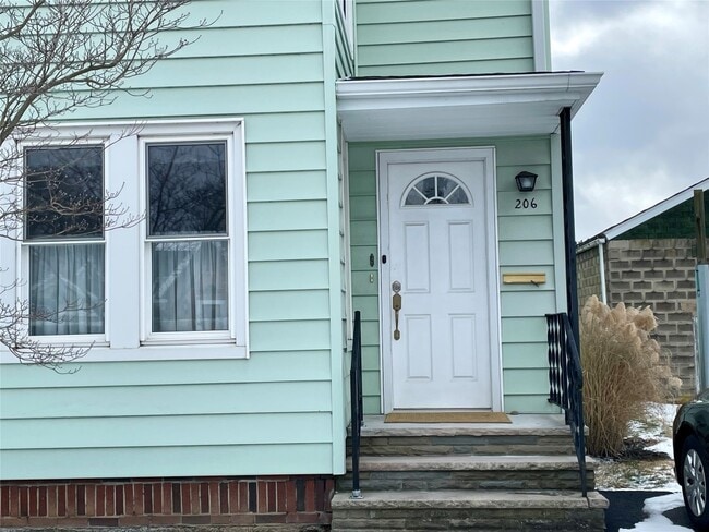 Photo - 206 E Edwards St