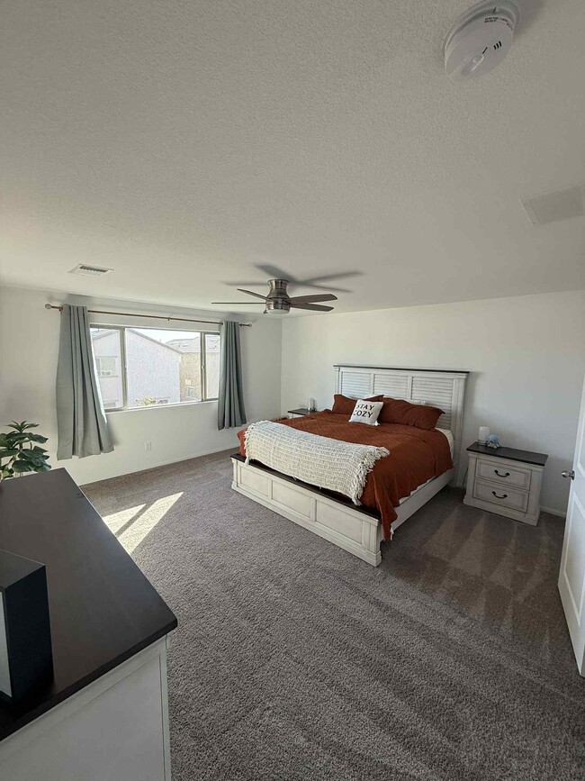 Master Bedroom - 5924 Tomsik St