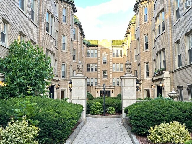 Building Photo - 4041 N Paulina St Unit M00R