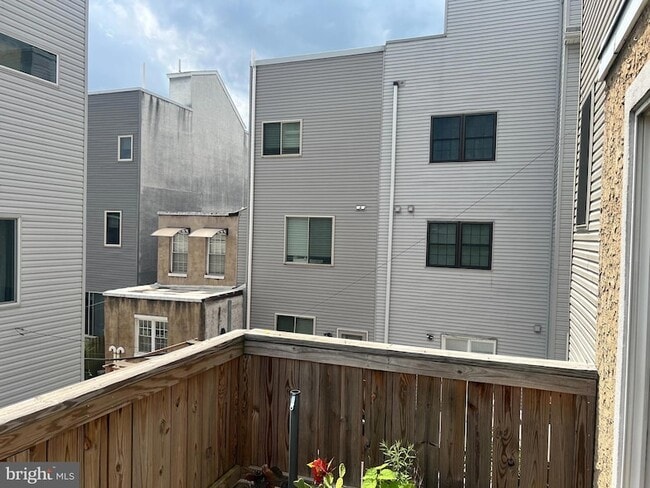 Photo - 2052 Tasker St