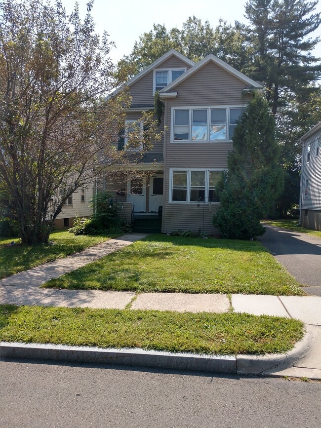 Building Photo - 61 Burr St Unit Floor 2