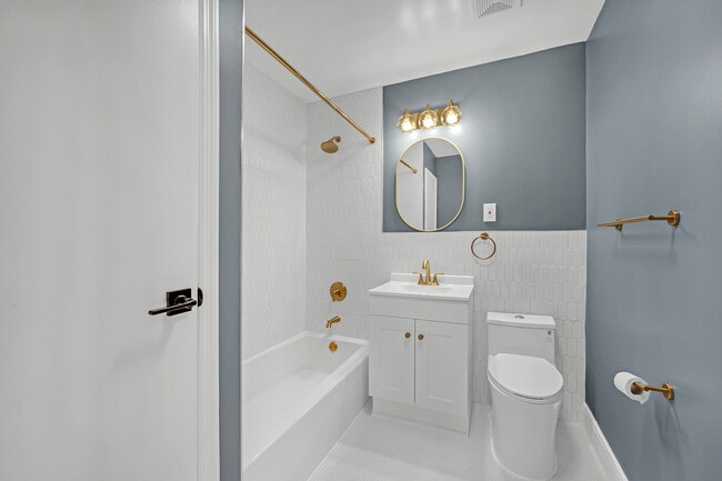 Full Bathroom - 253 Albany Ave Unit 3R