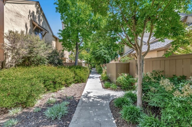 2032 Donovan Ct